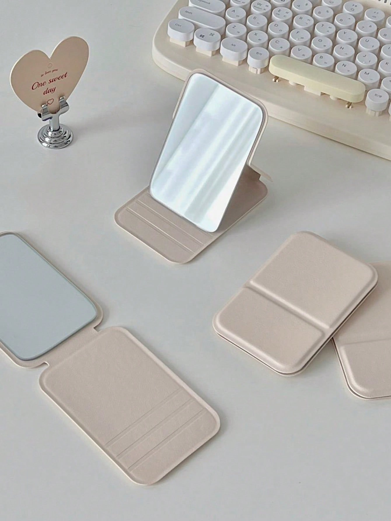 携帯用折りたたみミニメイクアップミラーセット 1/5個入り  - Makeup And Beauty のレビューと価格